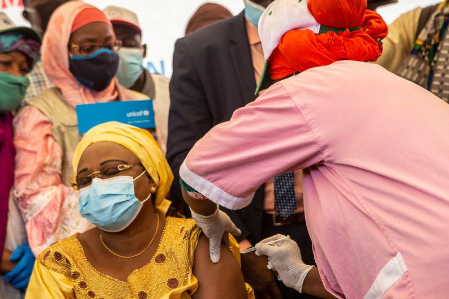 O Mali inicia o seu programa de vacinação contra COVID-19. A ministra da saúde,Fanta Siby, foi a primeira a ser vacinada.