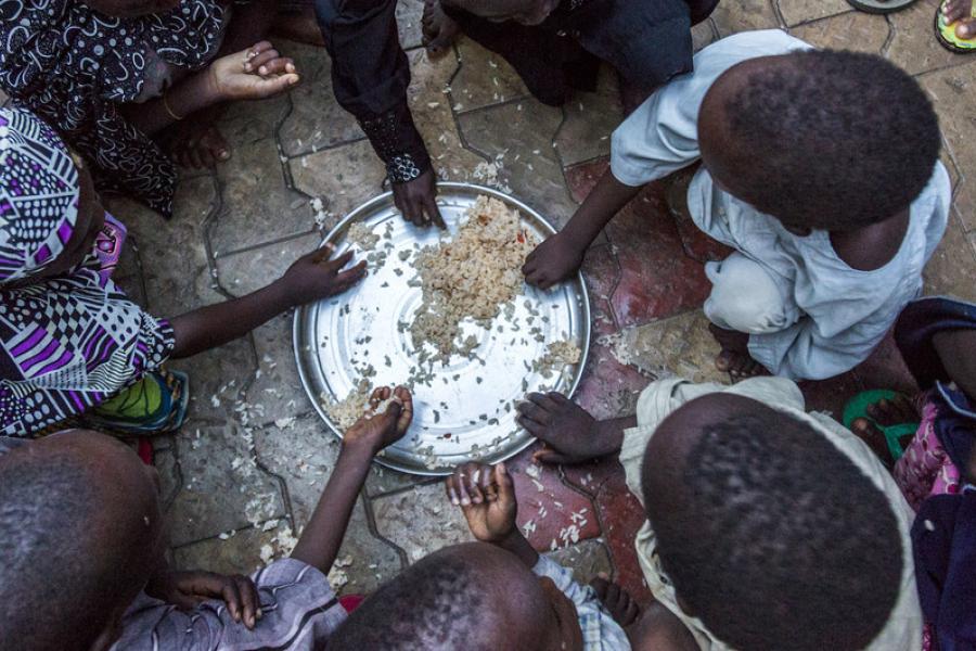 Crianças deslocadas internamente de Dikwa, no estado de Borno, Nigéria, jantando na casa de seu anfitrião.