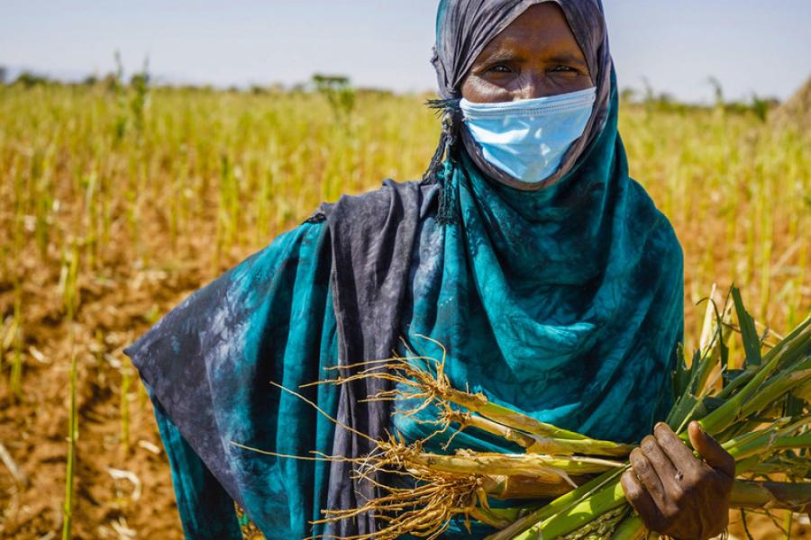 agricultora com máscara
