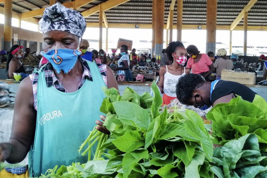 Comerciantes de mercado em Luanda, Angola, adotaram medidas para se manterem seguros durante a pandemia COVID-19