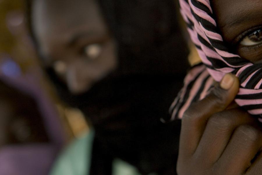 Uma menina de 12 anos que mora em um campo para pessoas deslocadas no estado de Darfur do Norte, Sudão, diz que foi estuprada por soldados do governo.