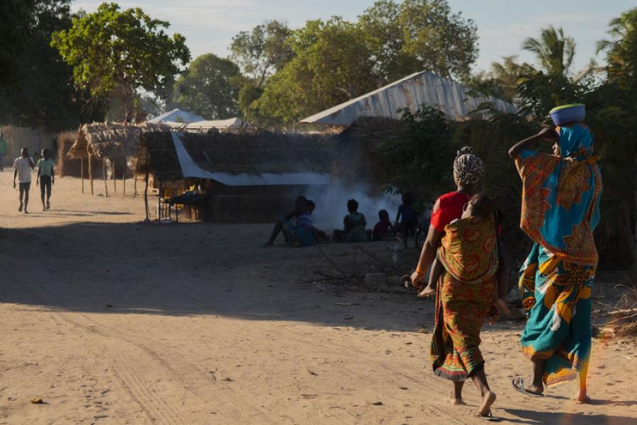 Duas mulheres caminham em um campo de refugiados em Cabo Delgado, Moçambique (arquivo)