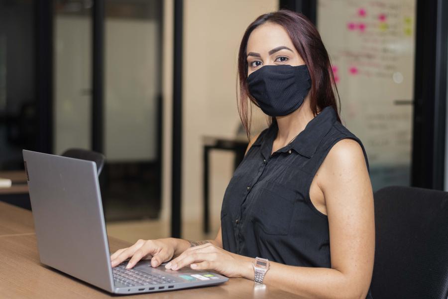 A venezuelana Karen trabalha em seu laptop