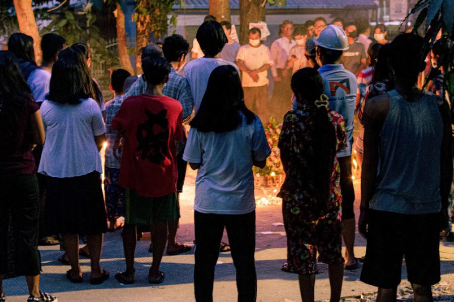 Pessoas em vigília em Yangon, Mianmar.