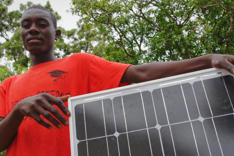 Um jovem cabeleireiro usará o painel solar que recebeu da Organização Internacional do Trabalho para abastecer seu salão no Malaui.