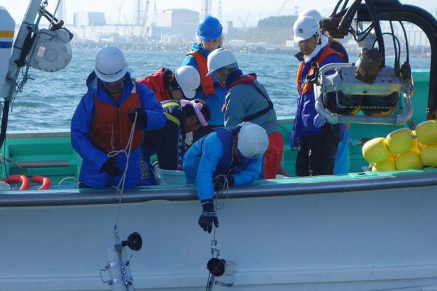 Especialistas marinhos da Agência Internacional de Energia Atômica e cientistas japoneses coletam amostras de água em águas costeiras perto da Central Nuclear de Fukushima Daiichi.