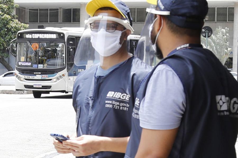 Trabalhadores do IBGE com máscara e faceshield