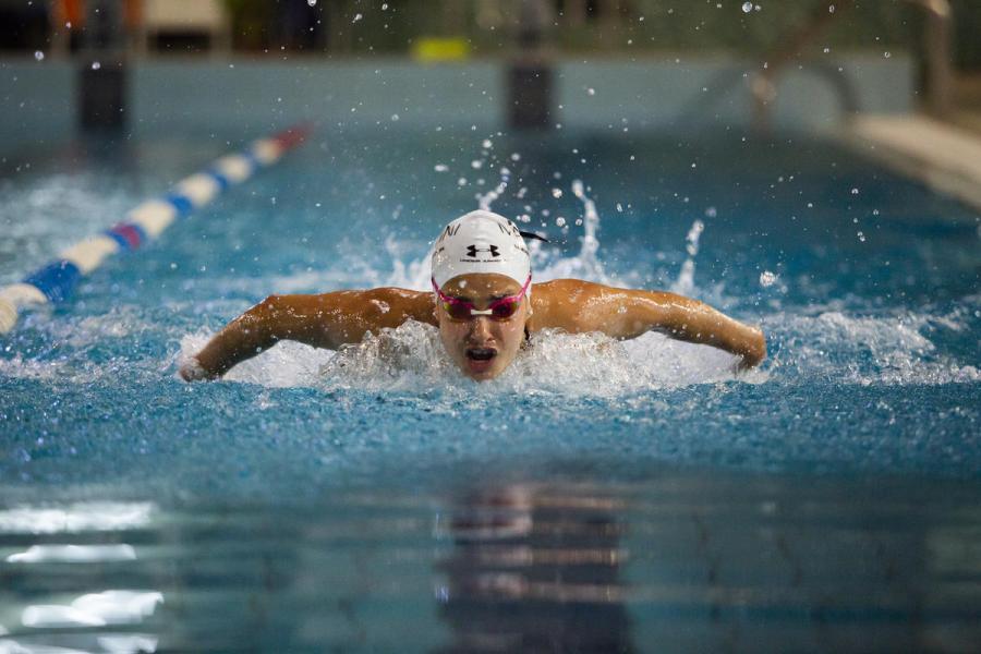 A atleta e embaixadora do ACNUR, Yusra Mardini, treina numa piscina em Catânia, Sicília.