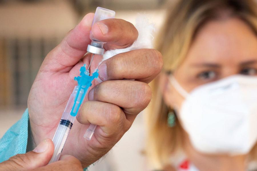 Funcionária de saúde prepara vacina contra COVID-19 no Brasil