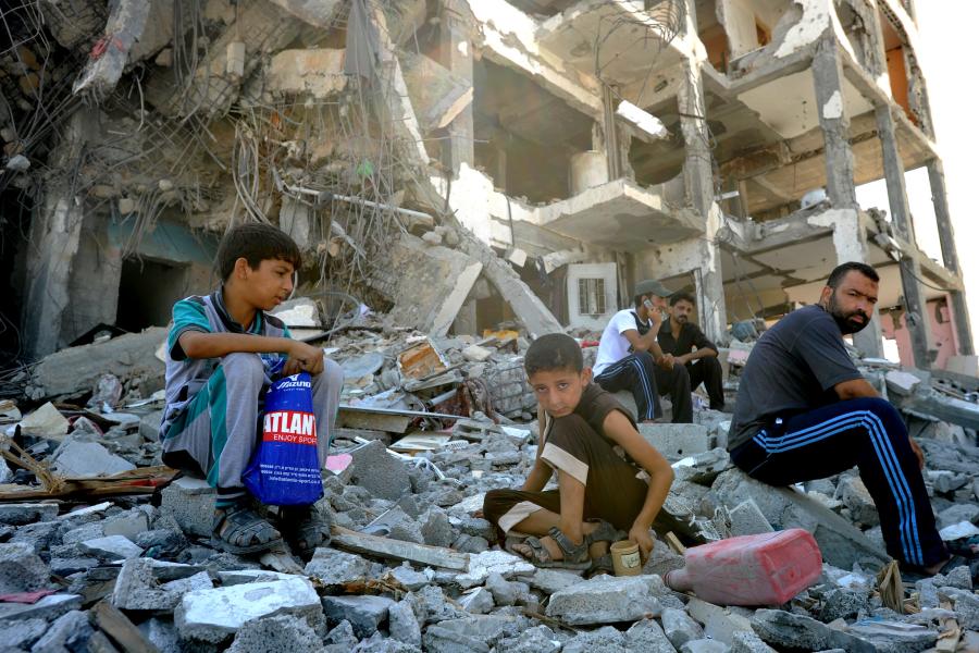 Palestinos vasculham os escombros de suas casas destruídas, atingidas por ataques israelenses no norte da Faixa de Gaza (foto de arquivo).
