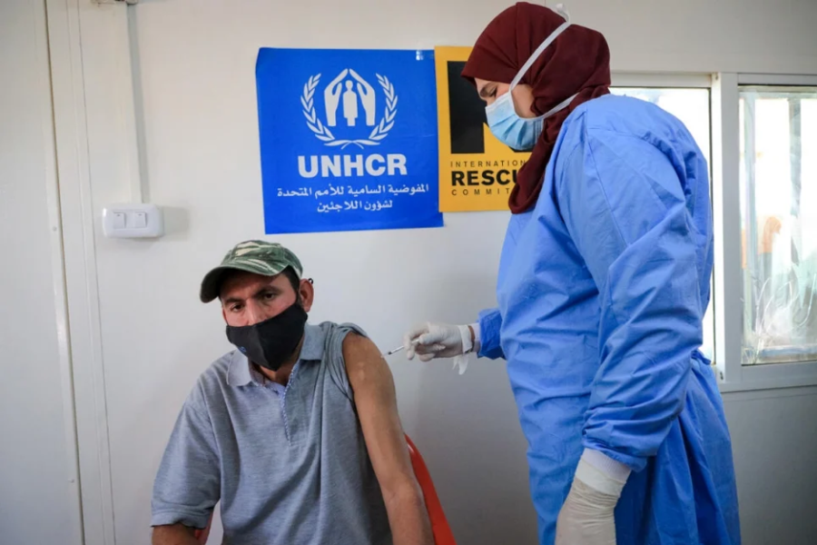 Basil, refugiado sírio de 35 anos, recebe a vacina contra a COVID-19 em um centro de vacinação no campo de Zaatari, na Jordânia