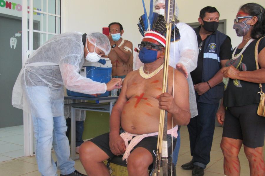 indígena recebe vacina para covid-19
