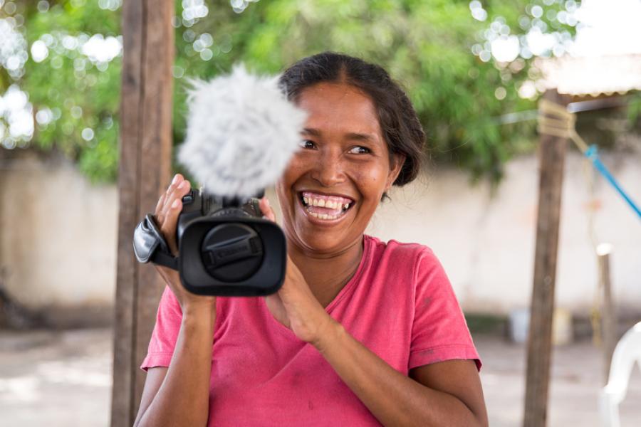 indígena warao segura câmera de vídeo