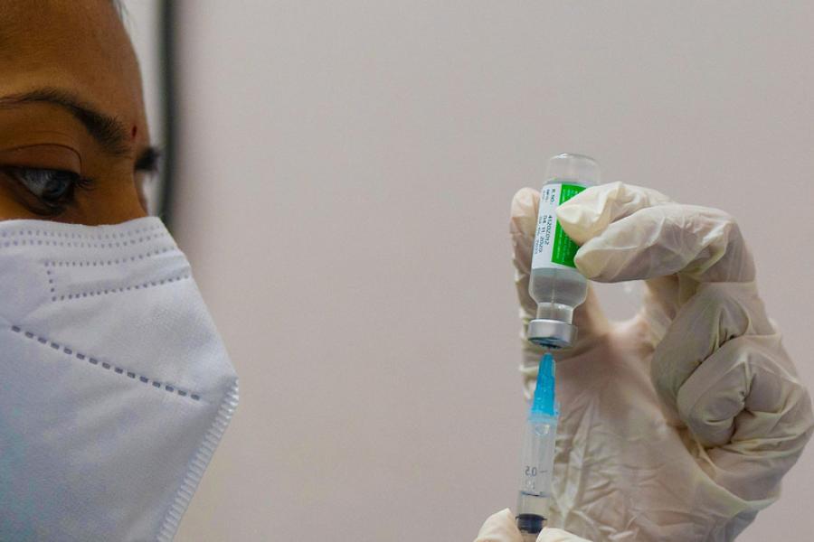 Trabalhadora de saúde indiana prepara seringa para vacinação
