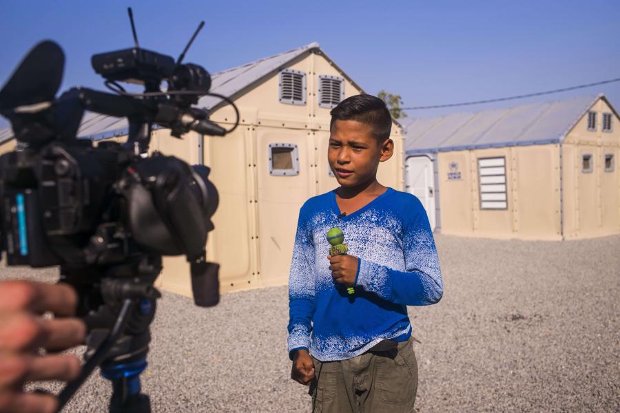 Moisés, jovem venezuelano de 10 anos, brinca de repórter no abrigo temporário Rondon 3, em Boa Vista.