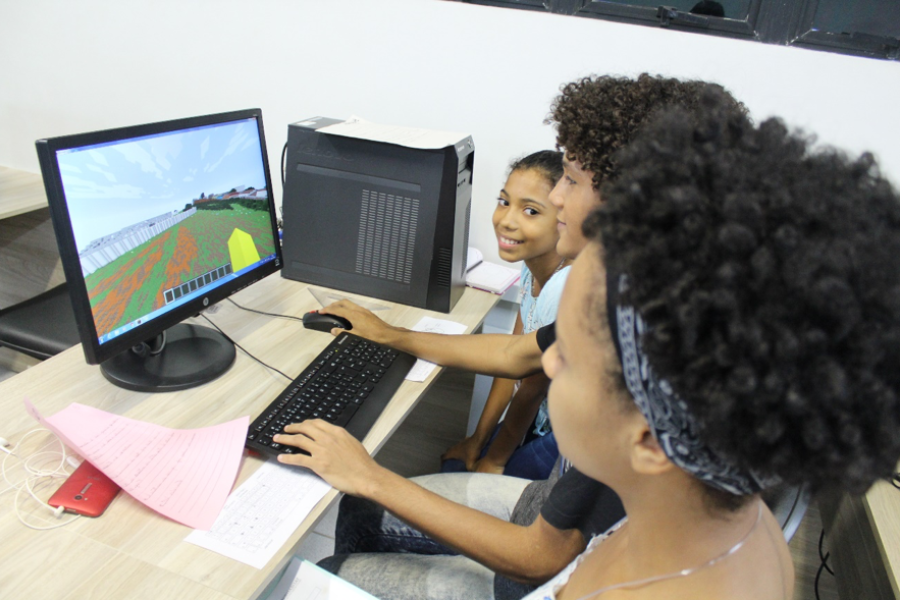Grupo monta seu parque ideal no jogo Minecraft, durante oficina Block by Block promovida pelo ONU-Habitat Brasil e o Governo de Alagoas