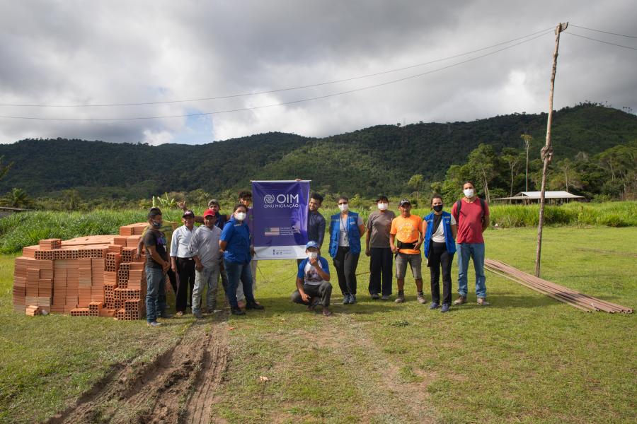 indígenas com doações de tijolos recebidas pela OIM