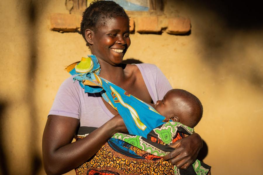 mulher africana amamenta seu filho