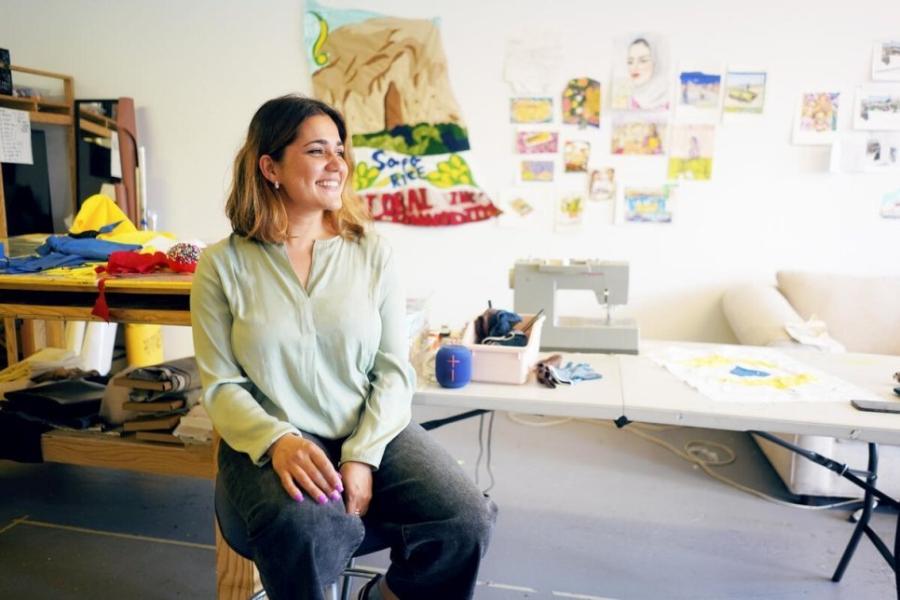Hangama Amiri, a designer do emoji do Twitter do Dia Mundial do Refugiado de 2021, em seu estúdio em New Haven, Connecticut, EUA
