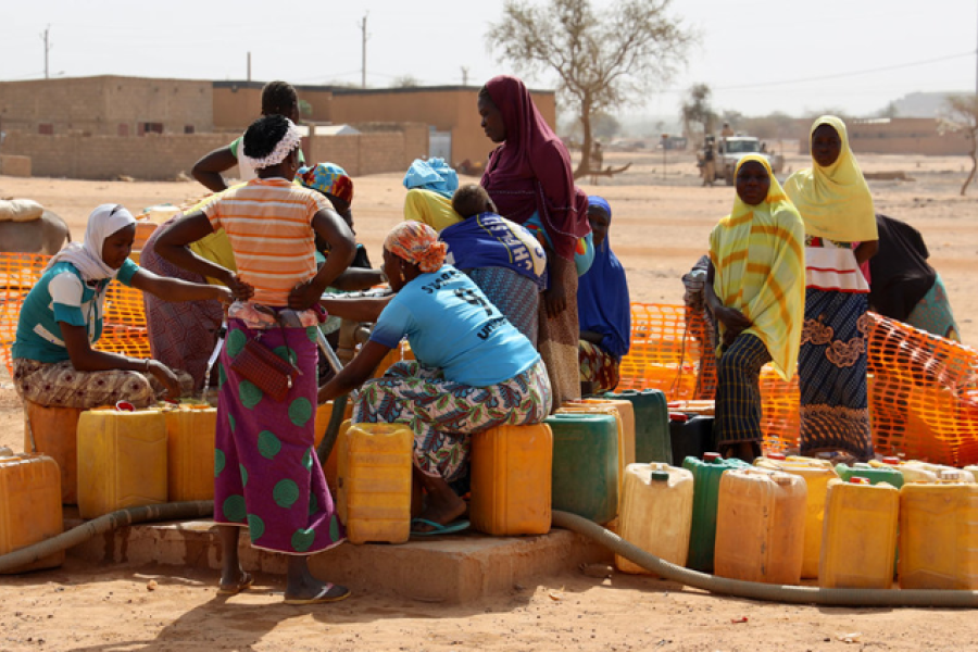 Um grupo de mulheres deslocadas busca água na cidade de Djibo, em Burkina Faso