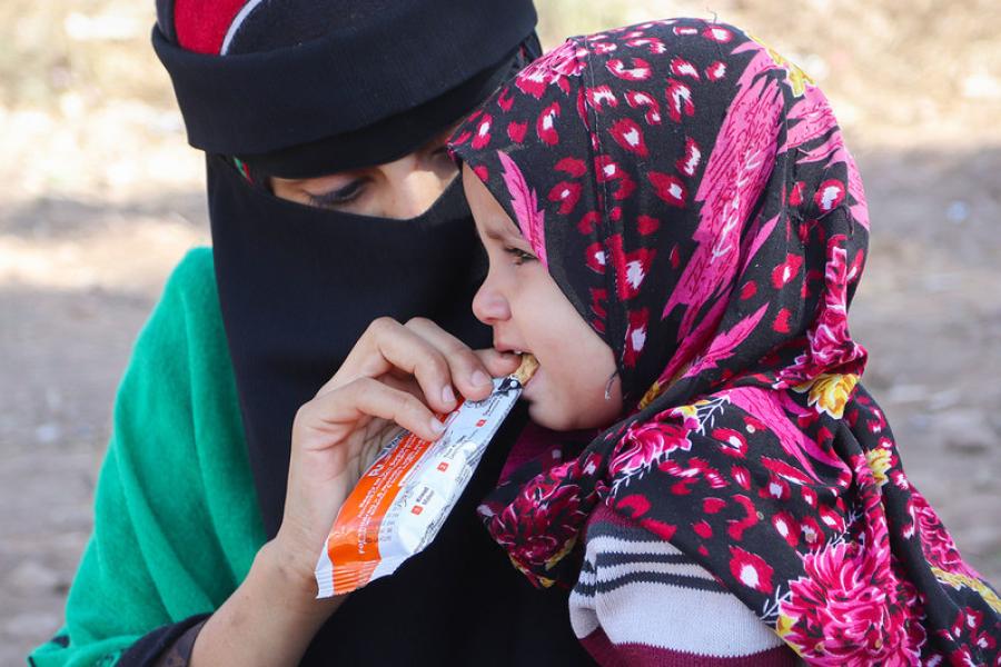 Clínicas móveis de saúde estão distribuindo suplementos nutricionais para crianças no Iêmen