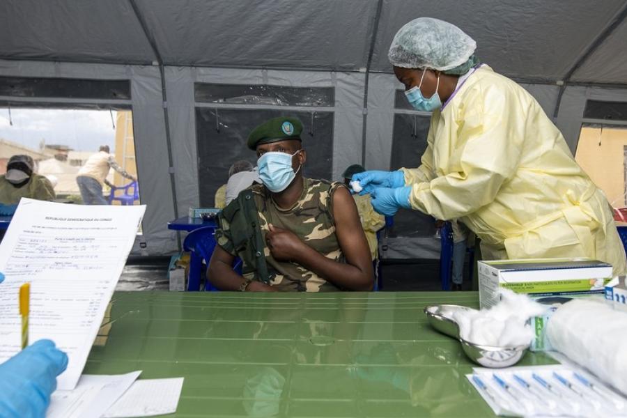 Uma enfermeira do Hospital Provincial de Kivu do Norte administra a primeira dose da vacina contra a COVID-19 a um soldado de 45 anos na República Democrática do Congo