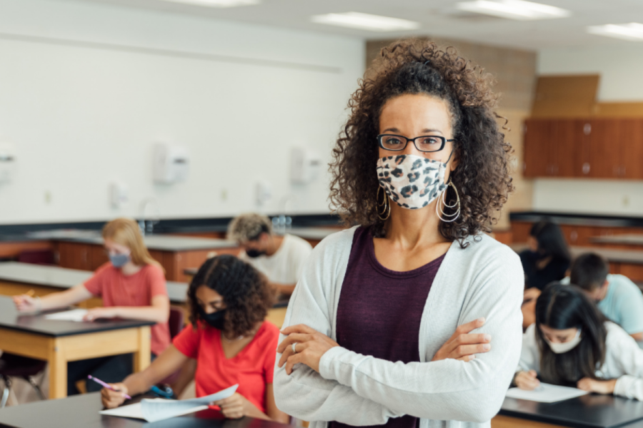 professora usa máscara em sala de aula
