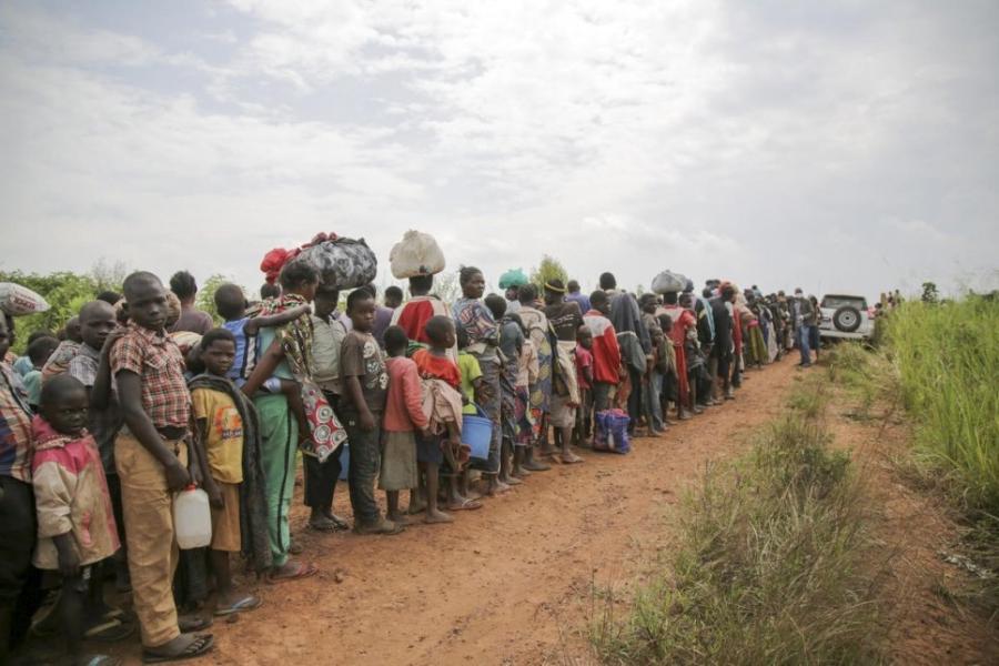 Requerentes de aulo congoleses fazem fila na fronteira entre Uganda e República Democrática do Congo