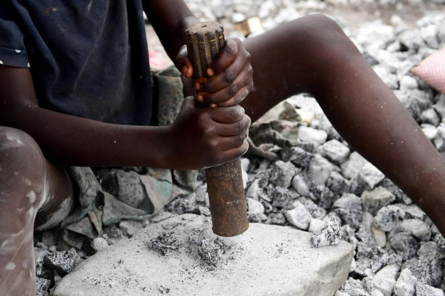 Uma criança trabalha na mina de granito em Pissy, um subúrbio de Ouagadougou, capital do Burkina Faso.