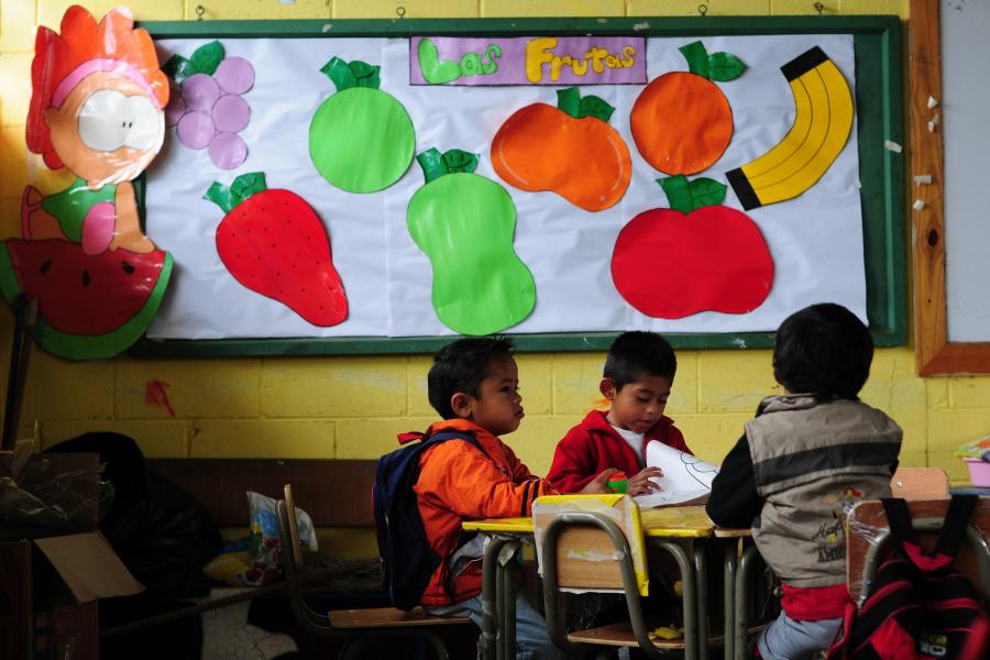 crianças aprendem nomes das frutas em mural