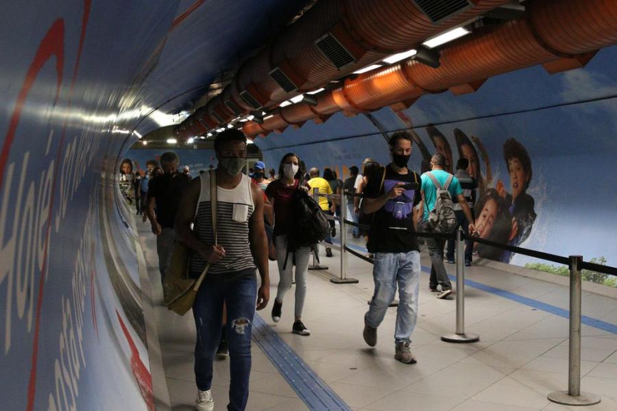 Usuários do transporte público na passagem subterrânea entre as estações Consolação e Paulista do metrô durante a fase emergencial da pandemia de covid-19