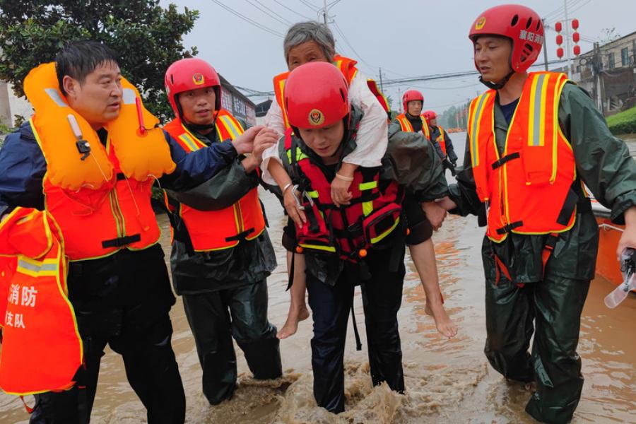 Trabalhadores de emergência resgatam um idoso em Xuchang, na província chinesa de Henan