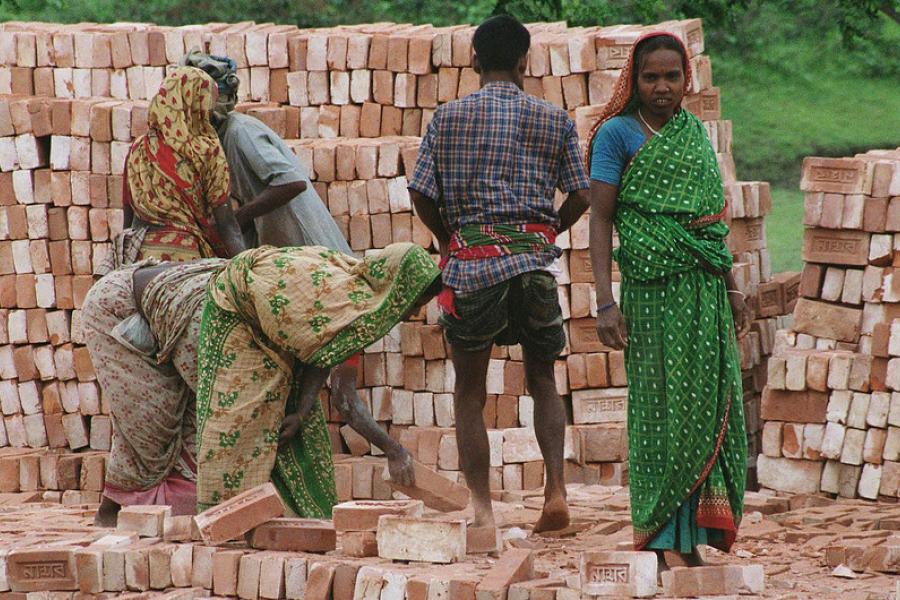 Trabalhadores empilham tijolos em uma fábrica perto de Dhaka, em Bangladesh