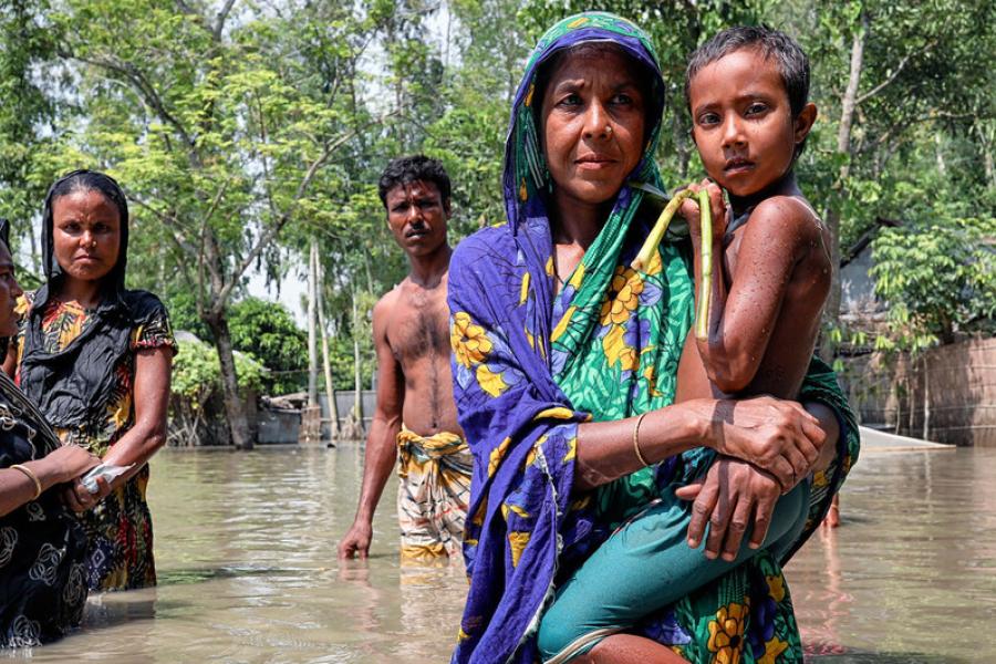 mulheres com crianças em enchente