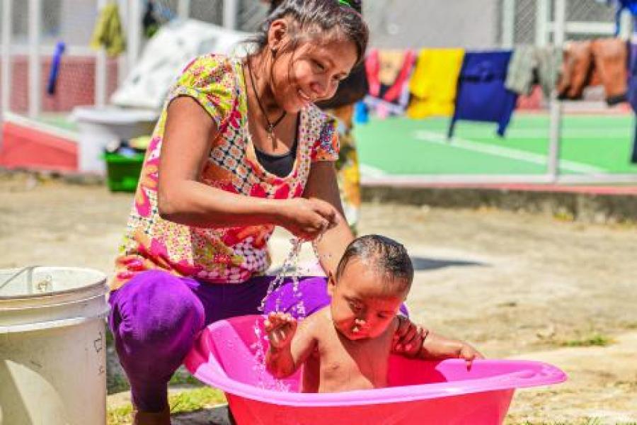 indígena waraó dá banho em seu filho