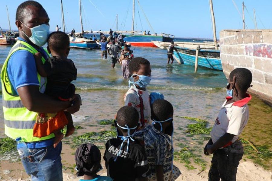 Moçambicanos que fogem da insegurança em Cabo Delgado chegando de barco na praia de Paquitequete, Pemba