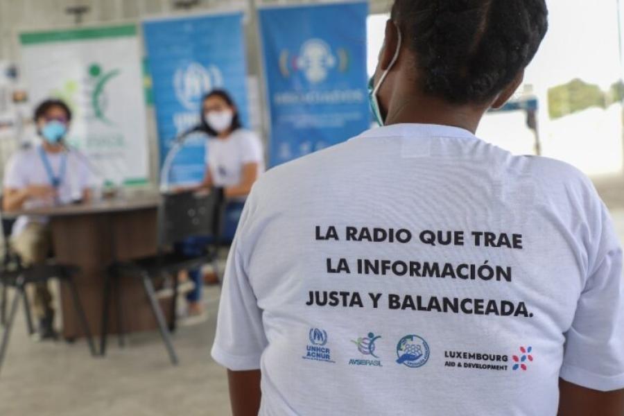 Voluntário da rádio La Voz de Los Refugiados