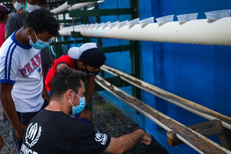 População abrigada abraça iniciativas ambientais. Jovens e adultos são voluntários nos projetos de aquaponia e biodigestor. © ACNUR/Allana Ferreira