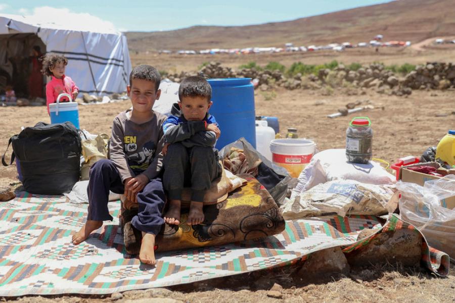 Crianças palestinas refugiadas no campo em Dera'a Governate