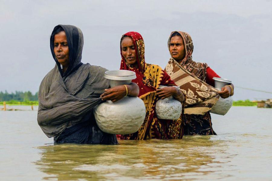 Milhões de pessoas em Bangladesh foram afetadas por choques climáticos, como enchentes.