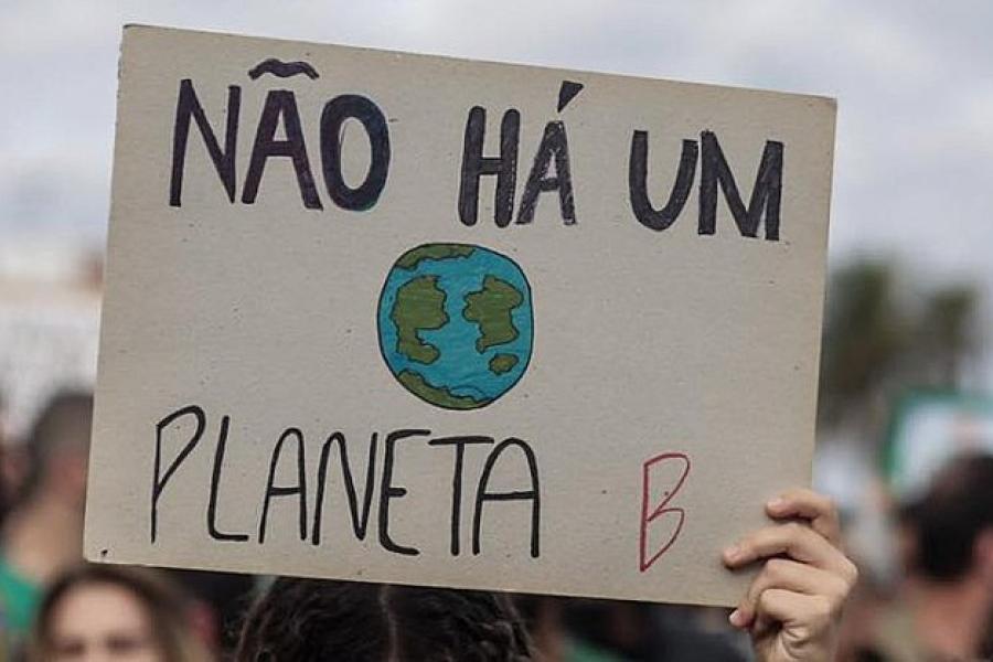 manifestante segura cartaz onde se lê: Não existe um planeta B
