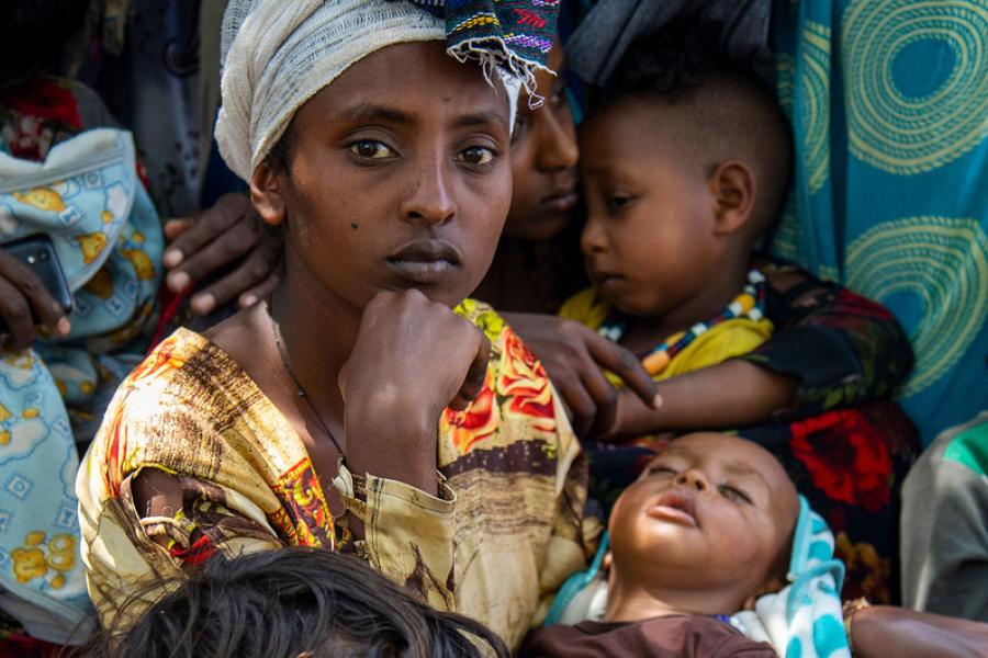 Uma mulher leva seu filho a uma clínica em Wajirat, no sul de Tigray, na Etiópia, para que seja examinada por desnutrição.