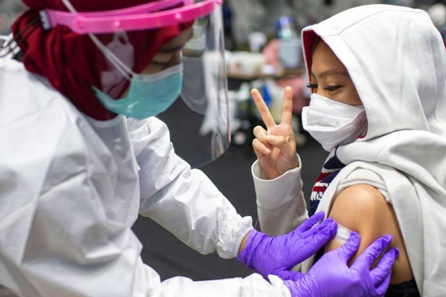 Vacina contra COVID-19 é administrada na Indonésia