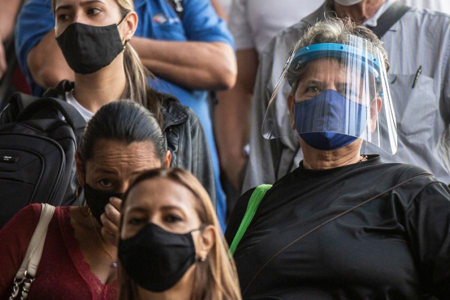 As pessoas usam máscaras faciais em Medellín, Colômbia, para evitar a disseminação da COVID-19