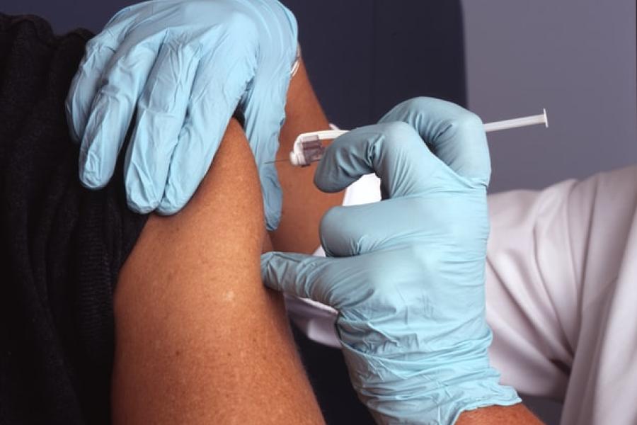 enfermeiro aplica vacina em braço 