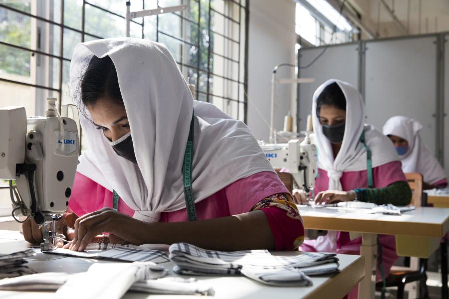 Jovens mulheres de Bangladesh sendo treinadas no centro de treinamento Savar Export Processing Zone em Dhaka, Bangladesh