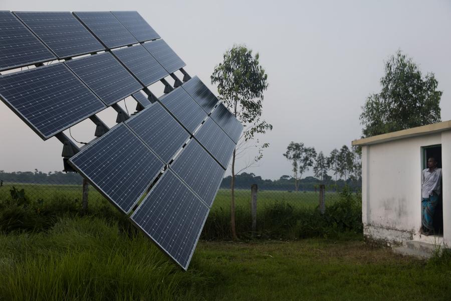 painéis de energia solar em uma residência rural em bangladesh