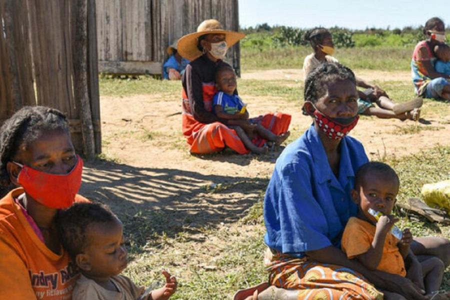 mães com crianças aguardam atendimento do Programa Mundial de Alimentos em Madagascar