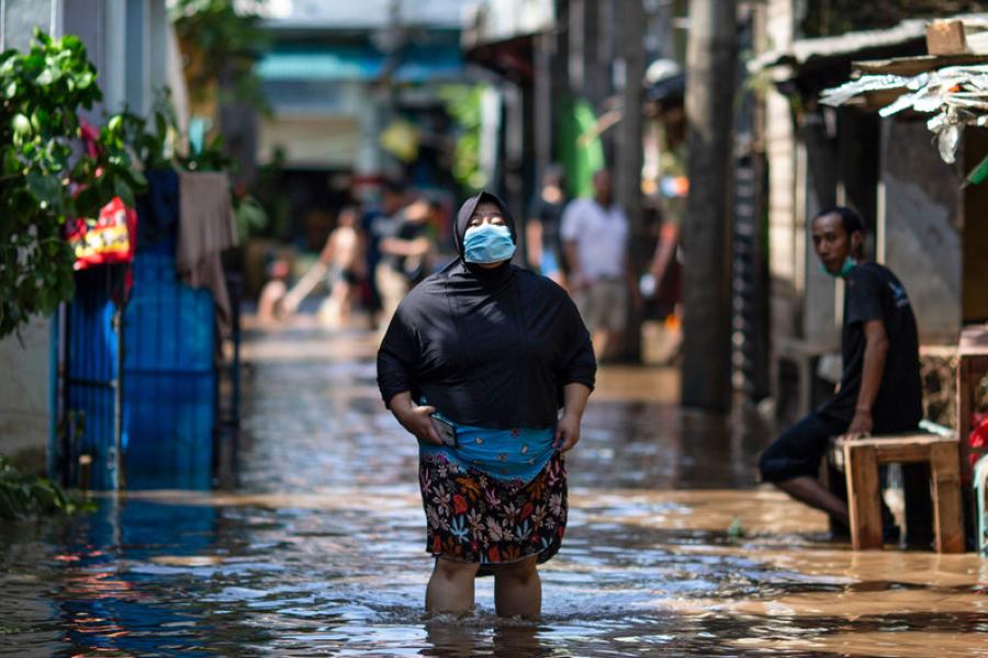 Bairro afetado por enchentes em Jacarta, Indonésia