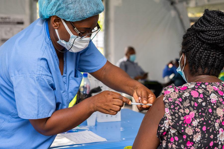 mulher é vacinada contra covid-19 na República democrática do congo